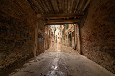 İtalyan sokakları. Tuğladan yapılmış eski duvarlar