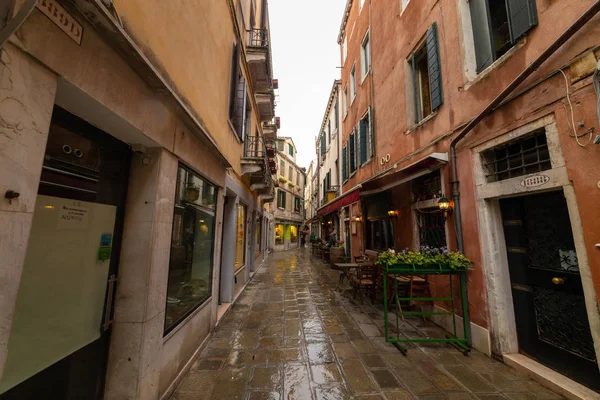 Des rues italiennes. De vieux murs en briques. Cafés locaux — Photo