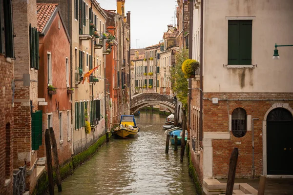 Vedere urbană. Un canal pe străzile din Veneția — Fotografie de stoc gratuită