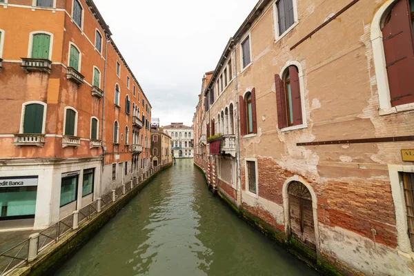 Um canal nas ruas de Veneza — Fotografia de Stock Grátis