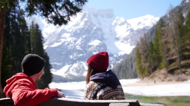 Young couple traveling. Sitting on a bench and enjoying the view — Stock Video