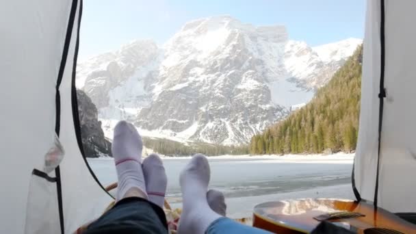 Unga par som ligger i tältet och viftar med fötterna — Stockvideo
