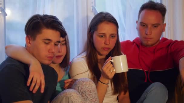 Jóvenes amigos sentados en la casa, tomando café y comiendo bocadillos — Vídeos de Stock