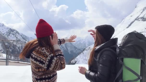 Duas jovens mulheres excitadas viajantes olhando ao redor em Dolomites e felizmente abraçando e saltando — Vídeo de Stock