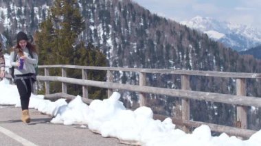 Büyük sırt çantası ve gitar içme suyu ile Dolomites seyahat iki genç mutlu kadın turist