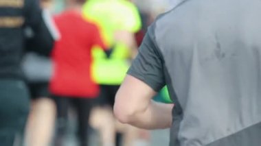 Maraton gün ışığında şehirde koşuyor. Geri görünüm