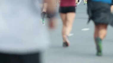 Şehirde maraton koşusu. Koşucuların ayakları