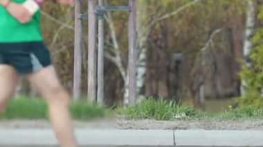 Sabah şehirde maraton koşuyor. Aktif insanlar yolda koşu