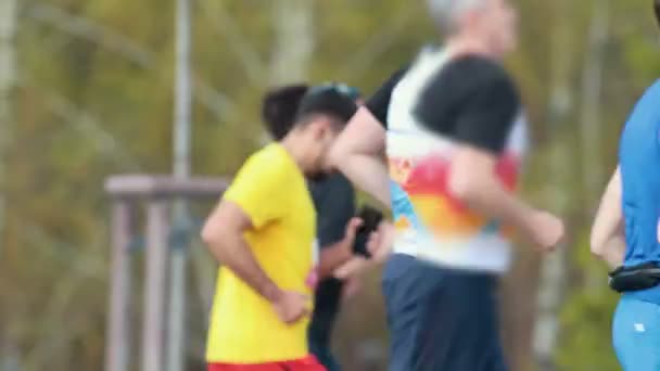 Maratona de corrida na cidade pela manhã — Vídeo de Stock