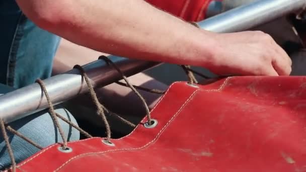 People set up a inflatable boat with ropes. Getting ready for the sail — Stock Video