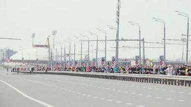 05-05-2019 Rusya, Kazan: Bir koşu maratonu. Çitin arkasındaki yolda koşan büyük bir insan kalabalığı.