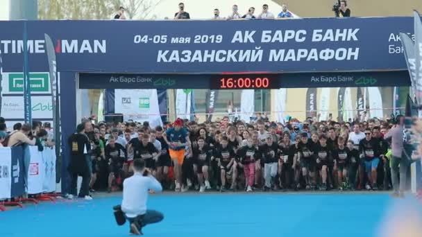05-05-2019 RUSSIA, KAZAN: partenza di una maratona di corsa — Video Stock