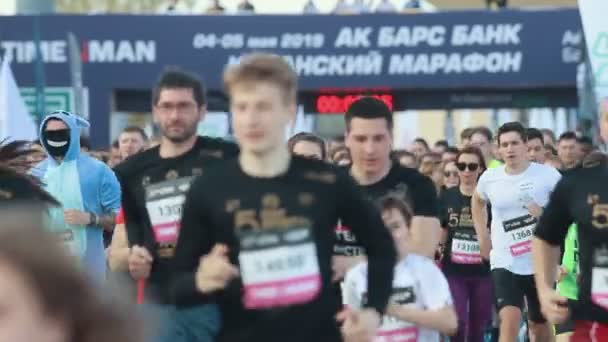 05-05-2019 RUSIA, KAZAN: Un maratón en marcha. Diferentes personas corriendo — Vídeos de Stock