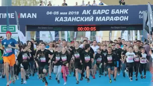 05-05-2019 Rusya, Kazan: Koşu maratonu başlıyor. Farklı insanlar çalışıyor — Stok video