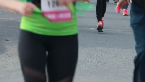 05-05-2019 RÚSSIA, KAZAN: Começa uma maratona de corrida. Pessoas diferentes a correr. Pés de pessoas — Vídeo de Stock