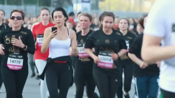 05-05-2019 RUSIA, KAZAN: Un maratón en marcha. Gente corriendo — Vídeos de Stock