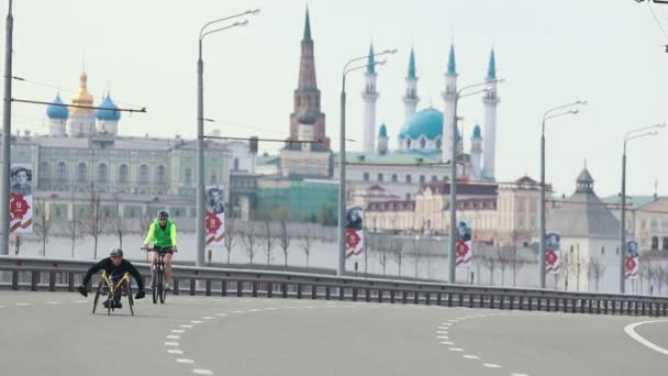 05-05-2019 RUSSIA, KAZAN: Una maratona di corsa. Uomo disabile coinvolto nella maratona — Video Stock