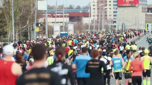 05-05-2019 RUSIA, KAZAN: Un maratón de carreras. Una gran multitud de personas corriendo en la carretera — Vídeos de Stock