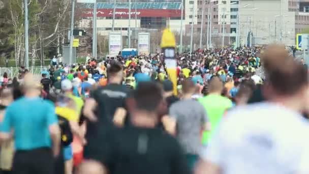 05-05-2019 RUSIA, KAZAN: Un maratón de carreras. Una gran multitud de gente corriendo por la carretera. Vista trasera — Vídeos de Stock