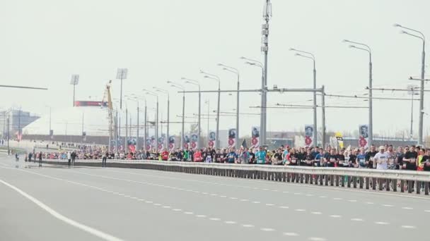 05-05-2019 RUSSIA, KAZAN: Una maratona di corsa. Una grande folla di persone che corrono sulla strada dietro la recinzione — Video Stock