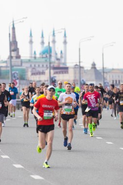 05-05-2019 Rusya, Kazan: Şehirde maraton koşusu. Kazan Kremlin bir arka plan üzerinde yolda koşu İnsanlar