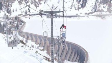 Dağlarda seyahat eden iki genç kadın. Füniküler üzerinde kaldırma ve etrafa bakmak