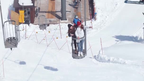 Två unga kvinnliga turister som reser i Dolomiterna. Lyfta upp med en bergbana — Stockvideo