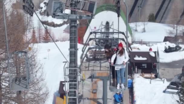 Två unga kvinnor som reser i Dolomiterna. Lyfta upp med en bergbana — Stockvideo