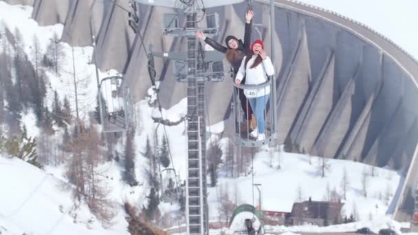 Zwei junge aufgeregte Frauen, die in den Dolomiten unterwegs sind. Heben auf einer Standseilbahn — Stockvideo