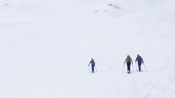 Estación de esquí. Gente caminando hacia arriba por el esquí en una montaña — Vídeo de stock