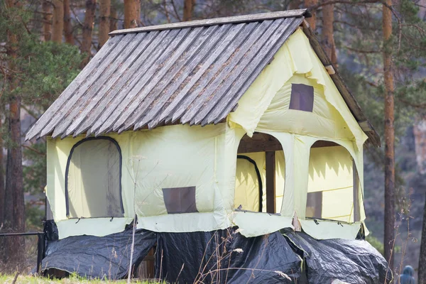 Ett tält i form av ett hus som ligger nere i skogen — Stockfoto
