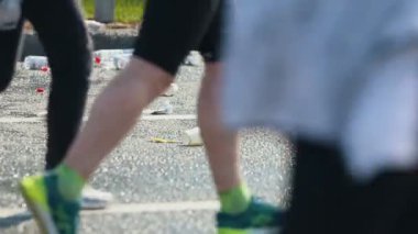 05-05-2019 Rusya, Kazan: Şehirde bir koşu maratonu. Yolda koşan insanlar boş şişe ve bardaklarla kaplıydı.