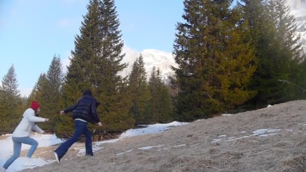 Dos jóvenes viajeras corriendo por el bosque — Vídeo de stock