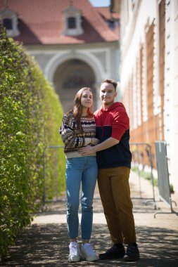 Genç bir çift seyahat ediyor. Sokakta duran ve sarılarak parlak kıyafetler giyen bir çift