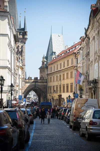 捷克共和国， 布拉格 16-04-2019： 许多人走在美丽的建筑物周围的街道 — 图库照片