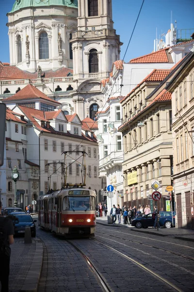 Çek Cumhuriyeti, Prag 16-04-2019: Sokaklarda yürüyen insanlar. raylar üzerinde sürme yerel bir tramvay — Stok fotoğraf