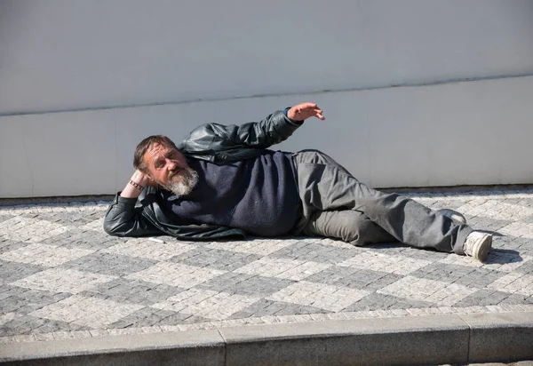 Tsjechische Republiek, Praag 16-04-2019: een dakloze man liggend op de vloer — Stockfoto