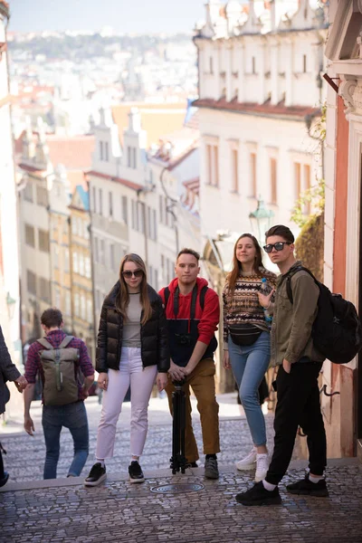 Jóvenes de pie en la calle. Hombres sosteniendo equipo de tiro —  Fotos de Stock