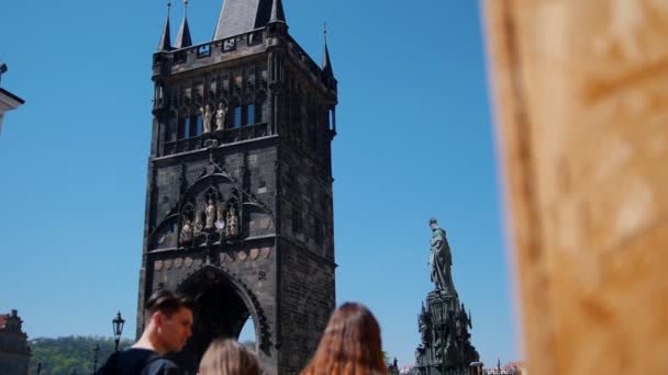 Mladí přátelé, kteří cestují na pozadí Bridge Tower Charlese Bridge. Držet mapu a najít způsob, jak jít — Stock video