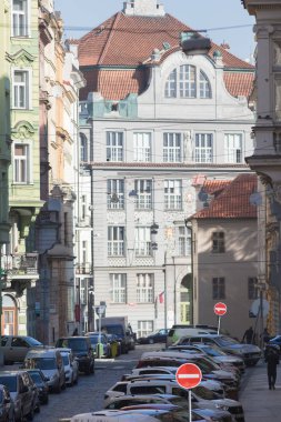 Binaların etrafında sokakta park etmiş bir sürü araba