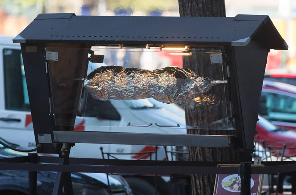 Máquina de asar carne en papel de aluminio en la calle — Foto de Stock