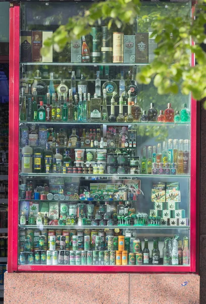 Prag, Çek Cumhuriyeti 16-04-2019: Alkollü içecekler cam şişe