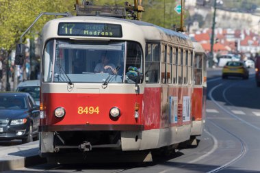 Prag, Çek Cumhuriyeti 16-04-2019: Eski tramvay sokaktan aşağı biniyor