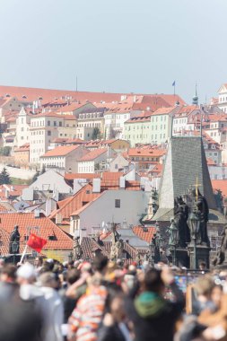 Kalabalık insan yürüyüşleri ve arkasında birçok tarihi binalar