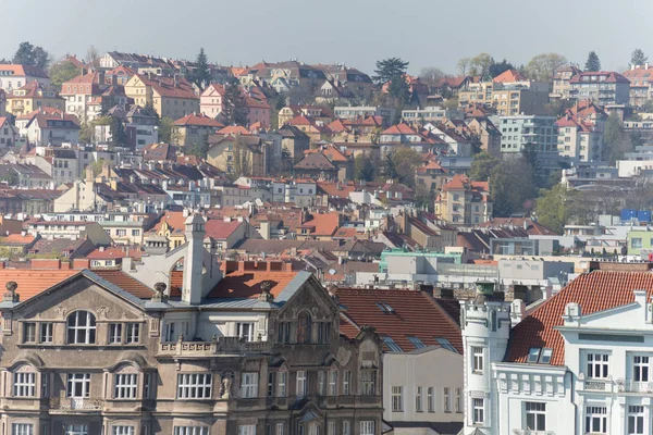 Beaucoup de vue sur le bâtiment court depuis le toit — Photo