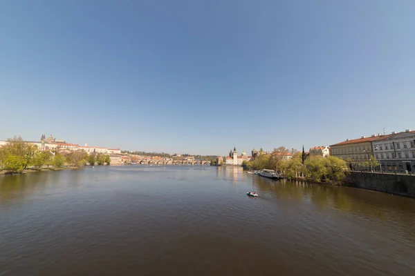 Prag'da cadde arasında bir nehir — Stok fotoğraf