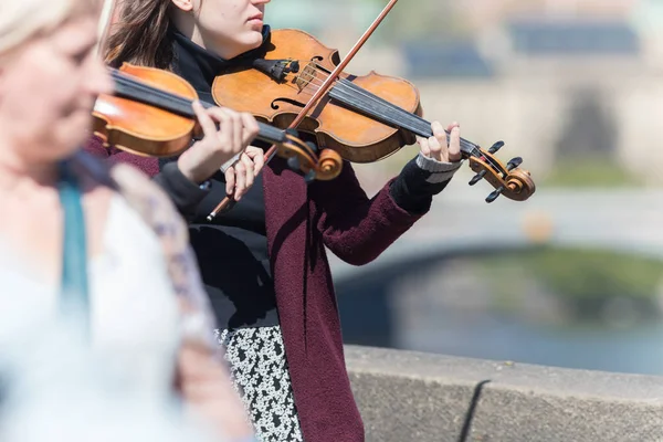 ПРАГА, ЧЕШСКАЯ РЕСПУБЛИКА 16-04-2019: Женщины играют на скрипке на открытом воздухе среди людей — стоковое фото