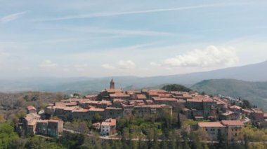 Ormanlarla çevrili eski kentin havadan görünümü. Turuncu tuğladan yapılmış bir sürü bina