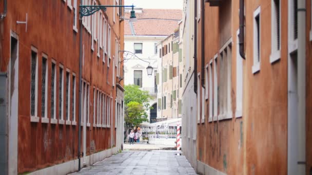 29-04-2019 ITALIA, VENECIA: Vista urbana. Calles estrechas de Venecia — Vídeos de Stock