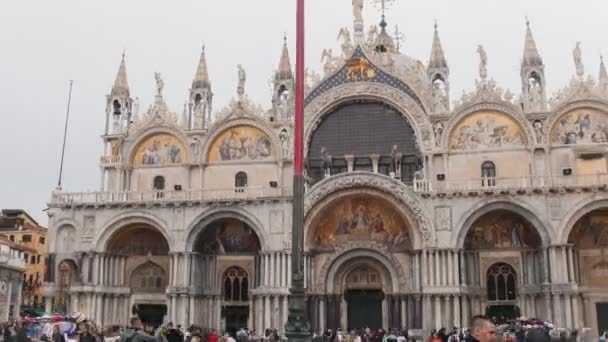 29-04-2019 ITALIA, VENECIA: Vista de la Catedral de San Marcos, Venecia, Italia. La iglesia catedral de Venecia desde 1807 . — Vídeos de Stock